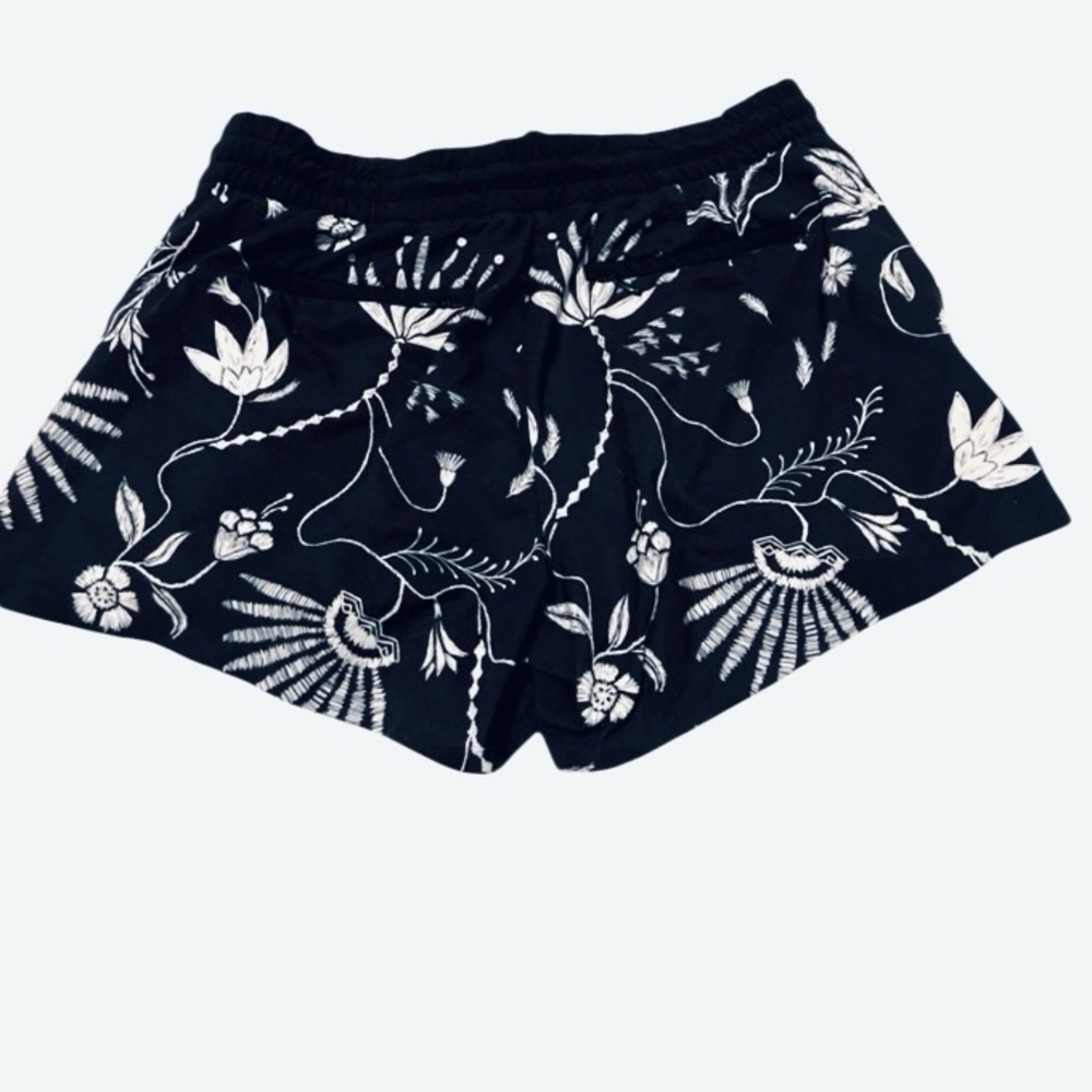 Athleta Printed Baja Shorts in Wildflower Black 
Women’s SZ 6